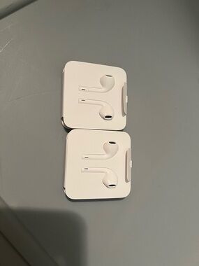 Apple White Earbud Headphones (2-Pack)